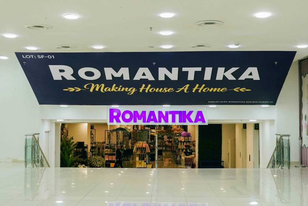 Romantika item at Jakel Square